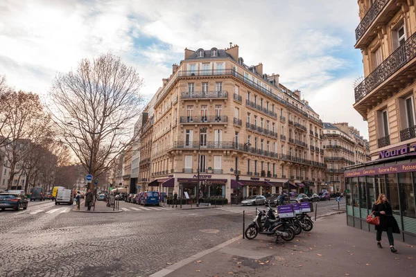 Paris, France - January 20, 2019: Streets and classical architecture of Paris — 스톡 사진