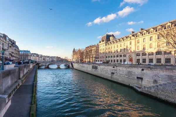 Paris, França - 18 de janeiro de 2019: Vista do rio Siene em Paris — Fotografia de Stock