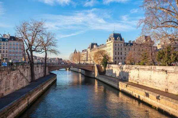 Paris, France - January 18, 2019: View of Siene river in Paris — Φωτογραφία Αρχείου