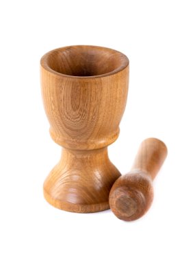 Tahta havan topu ve tokmak beyaz mutfak aletleri izole