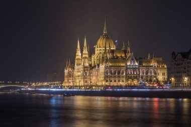 Budapeşte 'de Tuna Nehri' nin kıyısındaki Macar Parlamentosu binası.