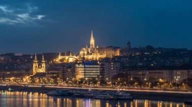 Tuna Nehri ve Macaristan 'ın Budapeşte kentinde geceleri tarihi kaynama olayları yaşandı. Seyahat