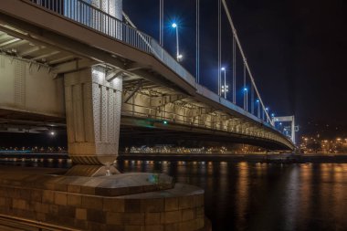 Elisabeth Köprüsü Budapeşte, Macaristan 'da gece aydınlandı. Seyahat