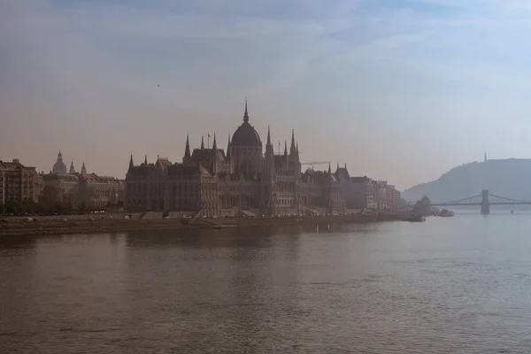 Parlamenti Épület Duna Folyó Ködös Reggelen Budapest Magyarország Utazás — Stock Fotó