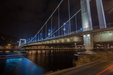 Elisabeth Köprüsü Budapeşte, Macaristan 'da gece aydınlandı. Seyahat