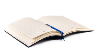 Beyaz arka planda izole edilmiş açık bir defter ve kalem. Nesneler
