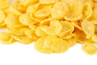 Beyaz arka planda yalıtılmış mısır gevrekleri, kuru tahıllar, kahvaltı.