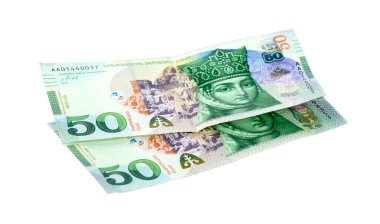 Beyaz arka planda izole edilmiş elli tane Gürcü banknotu var. İş dünyası