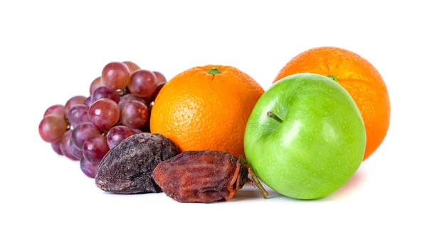 Appel Sinaasappel Druiven Droge Persimmon Geïsoleerd Witte Achtergrond Vers Fruit — Stockfoto