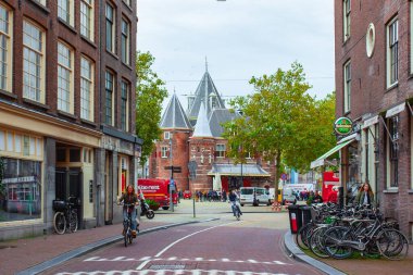 Amsterdam, Hollanda - 15 Ekim 2019: Amsterdam 'daki tipik renkli binalar, seyahat