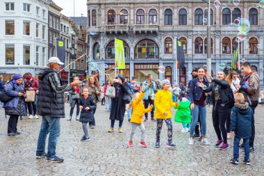 Amsterdam, Hollanda - 14 Ekim 2019: Amsterdam ve Baraj Meydanı önünde birçok kişi