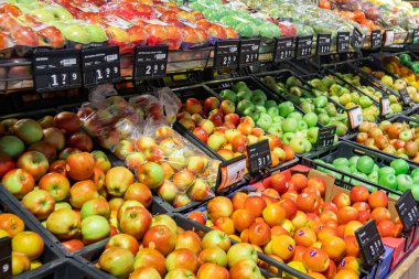 Amsterdam, Hollanda - 15 Ekim 2019: Bir pazarda elmaların gerçek türleri