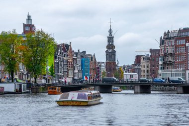 Amsterdam, Hollanda - 15 Ekim 2019: Amsterdam 'daki tipik renkli binalar, seyahat