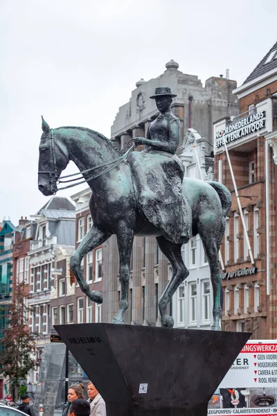 Amsterdam Holandia Października 2019 Jeździecka Figura Królowej Wilhelminy Podróże — Zdjęcie stockowe