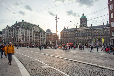 Amsterdam, Hollanda - 14 Ekim 2019: Amsterdam ve Baraj Meydanı önünde birçok kişi