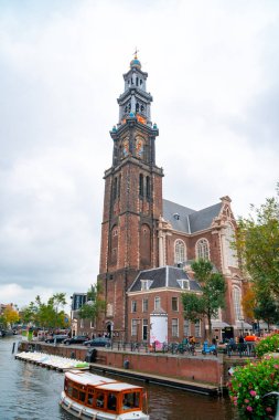 Amsterdam, Hollanda - 15.10.2019: Batı Kilisesi, Hollanda Westerkerk, Amsterdam. Din