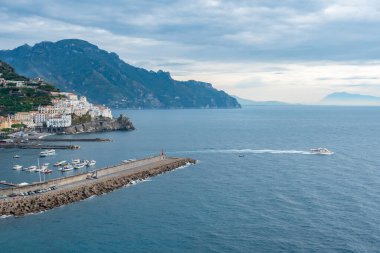 Akdeniz kıyısındaki Amalfi şehri İtalya 'da seyahat ediyor.