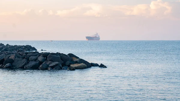 Mavi Denizde Petrol Tankeri Gemisi Napoli Talya — Stok fotoğraf