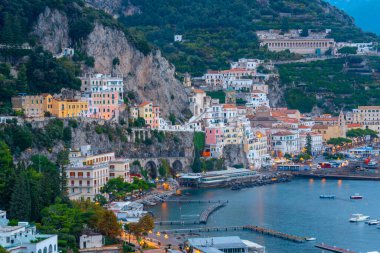 Akdeniz kıyısındaki Amalfi şehri İtalya 'da seyahat ediyor.