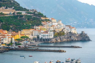 Akdeniz kıyısındaki Amalfi şehri İtalya 'da seyahat ediyor.