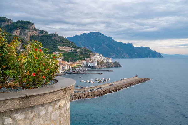 Paesaggio Urbano Amalfitano Sulla Costa Del Mar Mediterraneo Viaggiando Italia — Foto Stock