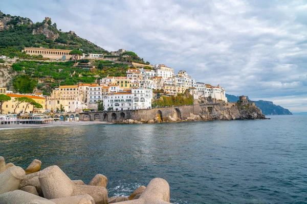 Akdeniz Kıyısındaki Amalfi Şehri Talya Seyahat Ediyor — Stok fotoğraf
