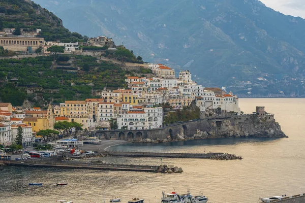 地中海の海岸線にあるAmalfiの街並み イタリアで旅行 — ストック写真