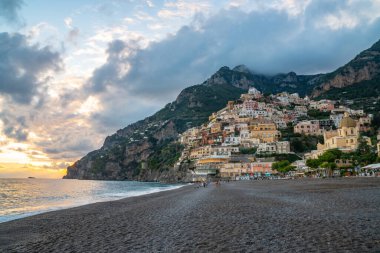 Gün batımında ünlü Alamfi Sahili 'nde Positano kasabasıyla güzel bir manzara. Seyahat
