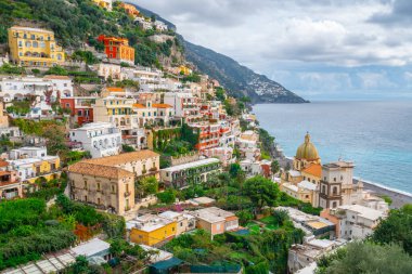 İtalya 'nın ünlü amalfi kıyısındaki Positano kasabasıyla güzel bir manzara. Seyahat