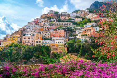 İtalya 'nın ünlü amalfi kıyısındaki Positano kasabasıyla güzel bir manzara. Seyahat