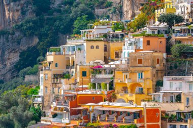 İtalya 'nın ünlü amalfi kıyısındaki Positano kasabasıyla güzel bir manzara. Seyahat