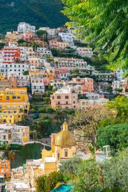 İtalya 'nın ünlü amalfi kıyısındaki Positano kasabasıyla güzel bir manzara. Seyahat