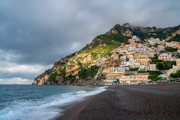 有名なアマルフィ海岸 イタリアのポジターノの町と美しい風景 — ストック写真