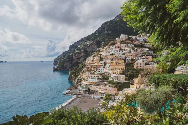 有名なアマルフィ海岸 イタリアのポジターノの町と美しい風景 — ストック写真