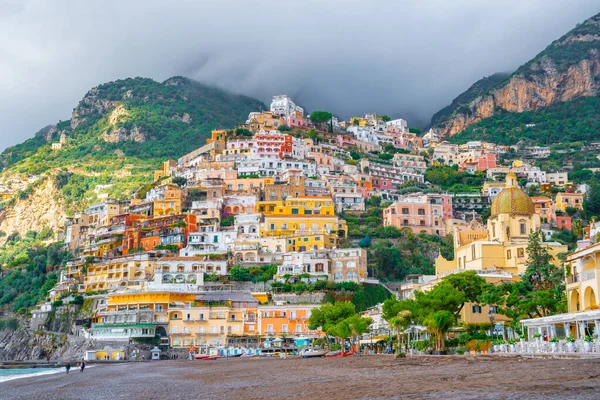 İtalya 'nın ünlü amalfi kıyısındaki Positano kasabasıyla güzel bir manzara. Seyahat