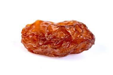 Çiğ üzüm, beyaz arka planda izole edilmiş kuru üzüm. Kurutulmuş meyve