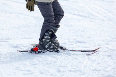 Kayak yapmak için kayaklı genç adam, ekipman ve ekstrem kış sporları yerinde.