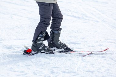 Kayak yapmak için kayaklı genç adam, ekipman ve ekstrem kış sporları yerinde.