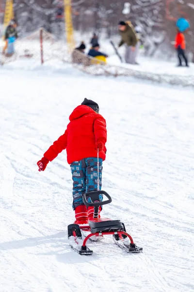 Rückansicht Eines Kindes Beim Schlittenziehen Und Beim Laufen Den Verschneiten — Stockfoto