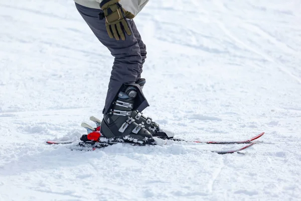 Jongeman Ski Buiten Pistes Uitrusting Extreme Wintersport Zijn Plaats Voor — Stockfoto