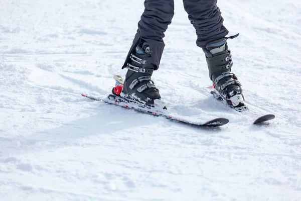 Kayak yapmak için kayaklı genç adam, ekipman ve ekstrem kış sporları yerinde.