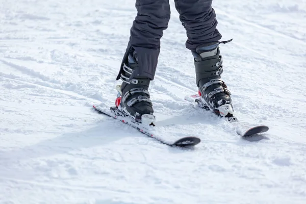 Νεαρός Σκι Έξω Από Τις Πλαγιές Εξοπλισμός Και Ακραία Χειμερινά — Φωτογραφία Αρχείου