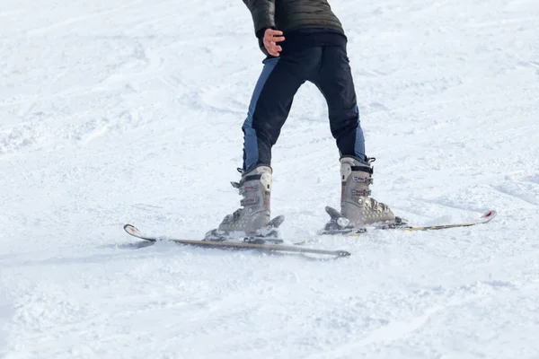 Young Man Skis Out Slopes Equipment Extreme Winter Sports Place — Stock Photo, Image