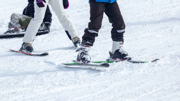 スキー場のスキー場 極端な冬のスポーツの若い男 — ストック写真