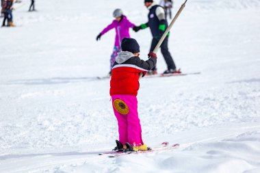 Kayak yapan kayakçılar dağa tırmanırlar. Bakuriani 'de hafif kayak pisti. Georgia