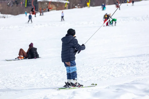 스키를 사람들은 산에서 멍에를 스키를 탑니다 바쿠리아니의 가벼운 트랙이죠 그루지야 — 스톡 사진