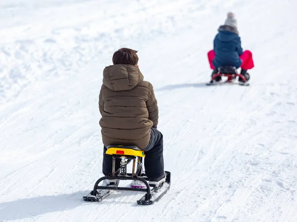 Crianças Com Trenó Escalando Colina Nevada Parque Inverno Bakuriani Geórgia — Fotografia de Stock