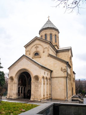Shota Rustaveli Bulvarı, Tiflis, Georgia 'daki Aziz George Kilisesi' ne bakın.