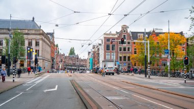 Amsterdam, Hollanda - 15 Ekim 2019 Amsterdam 'daki tipik renkli binalar, seyahat
