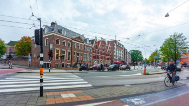 Amsterdam, Hollanda - 15 Ekim 2019: Amsterdam 'daki tipik renkli binalar, seyahat